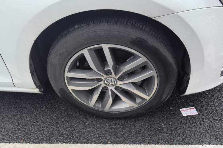 Used Volkswagen Golf 2016 230TSI Automatic Luxury Version Right Front Wheel Hub