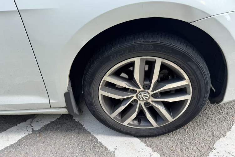 Used Volkswagen Golf 2016 230TSI Automatic Luxury Version Right Front Wheel Hub