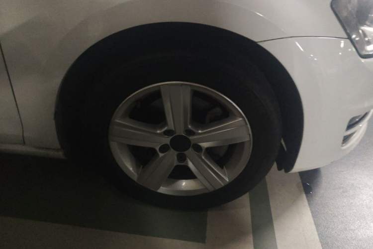 Used Volkswagen Golf 2016 230TSI Automatic Comfort Version Right Front Wheel Hub