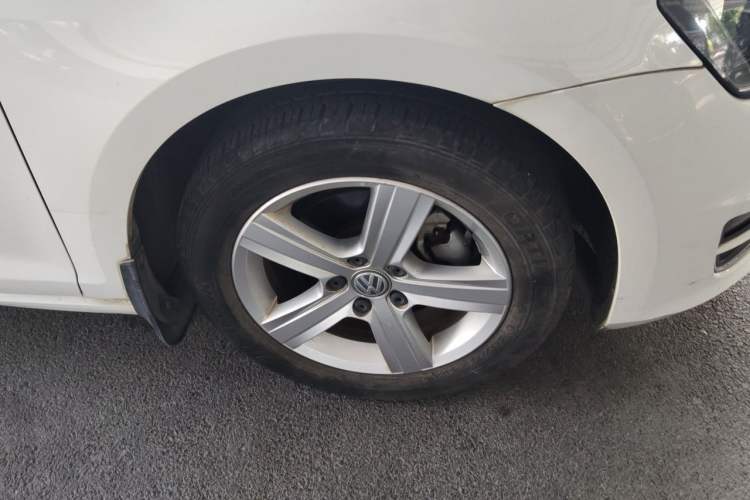 Used Volkswagen Golf 2016 230TSI Automatic Comfort Version Right Front Wheel Hub