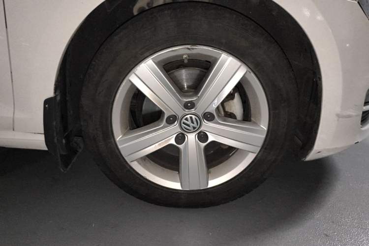 Used Volkswagen Golf 2016 1.6L Automatic Comfort Model Right Front Wheel Hub