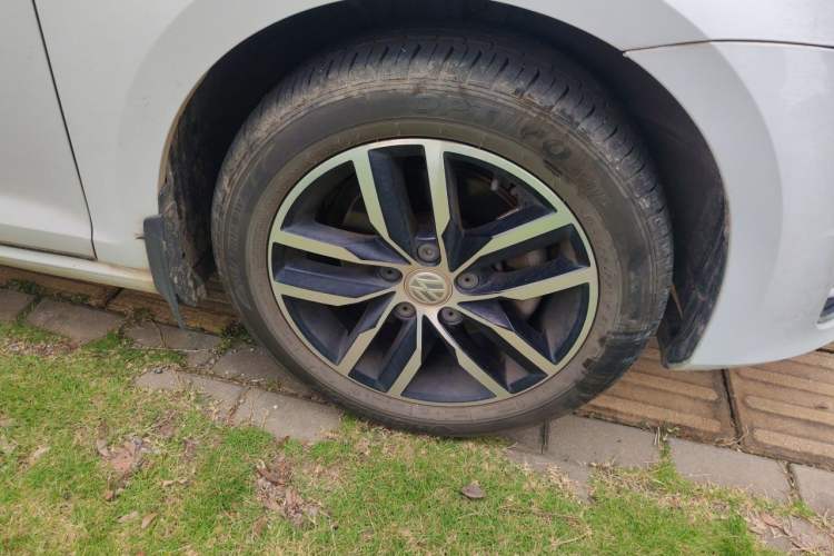 Used Volkswagen Golf 2016 1.4 TSI 25th Anniversary Edition Right Front Wheel Hub