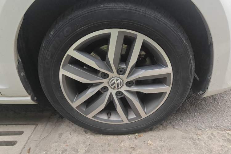 Used Volkswagen Golf 2016 230TSI Automatic Luxury Version Right Front Wheel Hub