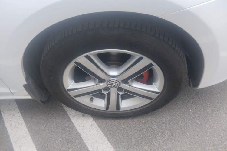 Used Volkswagen Golf 2016 230TSI Automatic Comfort Version Right Front Wheel Hub