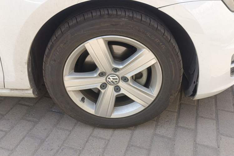 Used Volkswagen Golf 2016 230TSI Automatic Comfort Version Right Front Wheel Hub