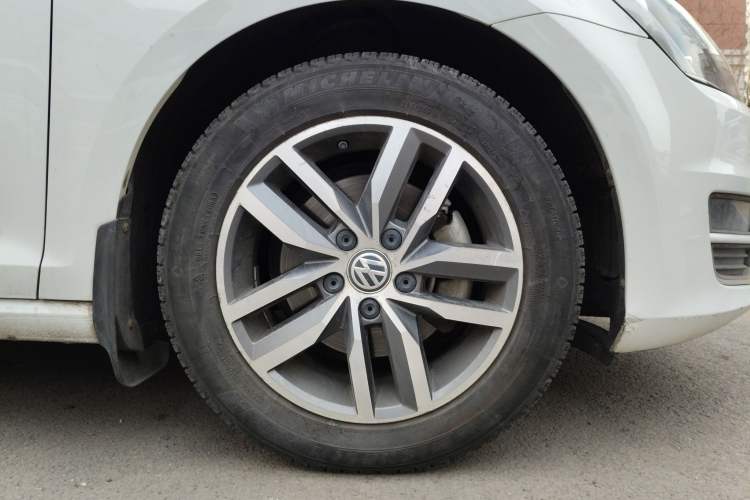Used Volkswagen Golf 2016 230TSI Automatic Luxury Version Right Front Wheel Hub