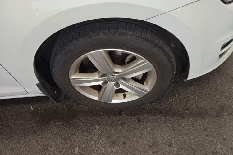 Used Volkswagen Golf 2016 1.6L Automatic Comfort Model Right Front Wheel Hub