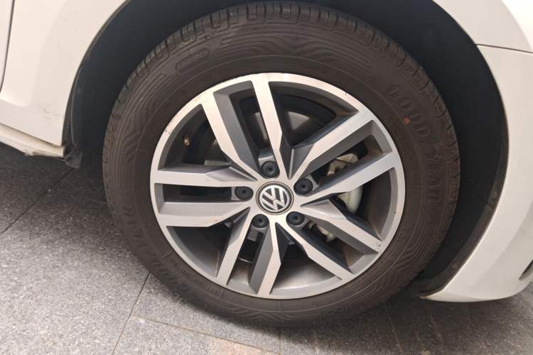 Used Volkswagen Golf 2016 230TSI Automatic Luxury Version Right Front Wheel Hub