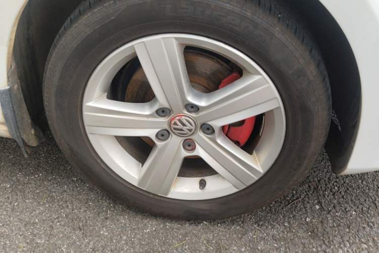 Used Volkswagen Golf 2016 230TSI Automatic Comfort Version Right Front Wheel Hub