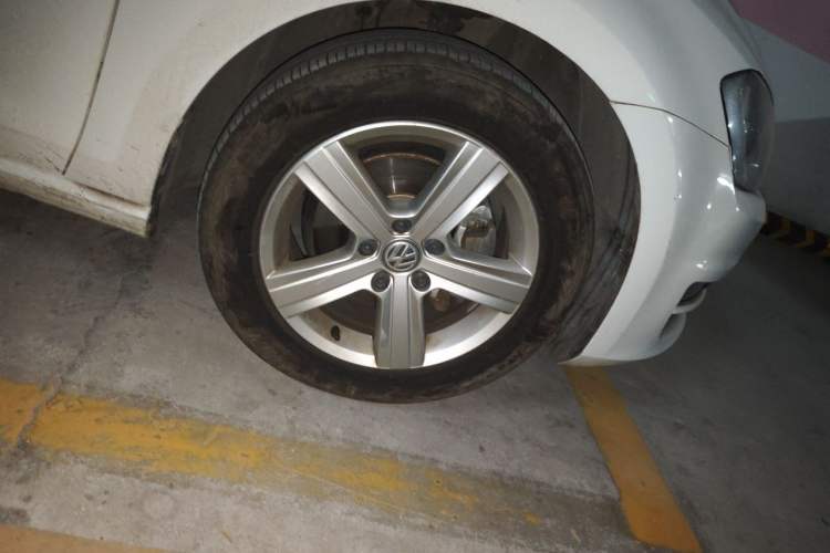 Used Volkswagen Golf 2016 230TSI Automatic Comfort Version Right Front Wheel Hub