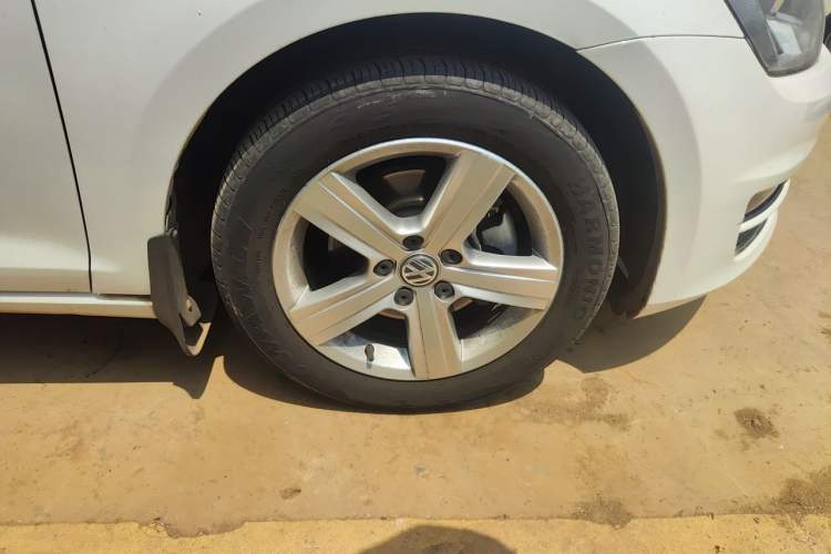 Used Volkswagen Golf 2016 1.6L Automatic Comfort Model Right Front Wheel Hub