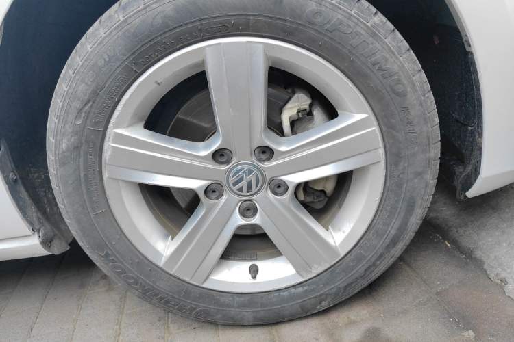 Used Volkswagen Golf 2016 1.6L Automatic Comfort Model Right Front Wheel Hub