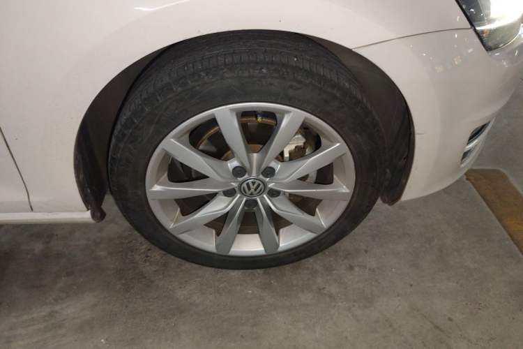 Used Volkswagen Golf 2016 280TSI Automatic Flagship Model Right Front Wheel Hub