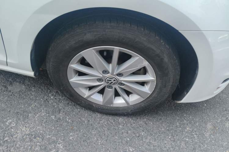 Used Volkswagen Golf 2016 1.6L Automatic Fashion Model Right Front Wheel Hub