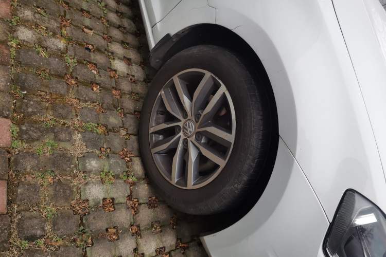 Used Volkswagen Golf 2016 230TSI Automatic Luxury Version Right Front Wheel Hub