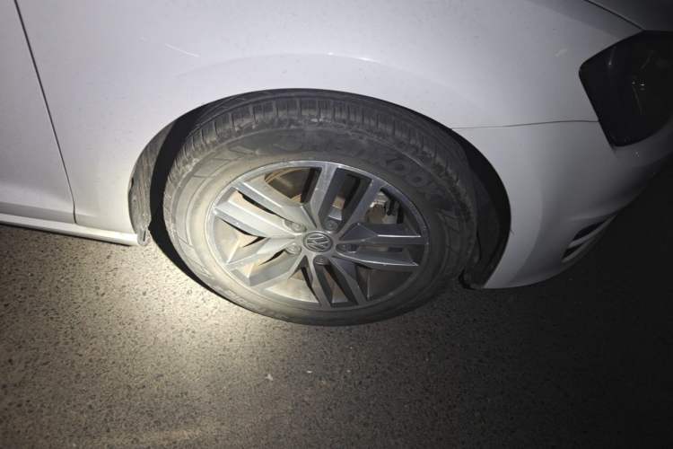 Used Volkswagen Golf 2016 230TSI Automatic Luxury Version Right Front Wheel Hub