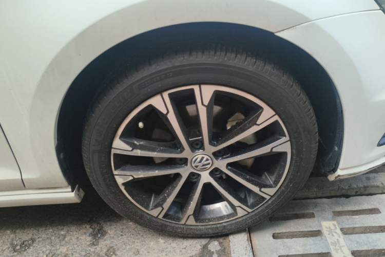 Used Volkswagen Golf 2016 1.4TSI Automatic R-Line Right Front Wheel Hub