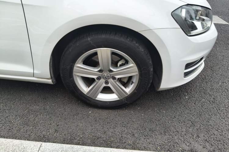 Used Volkswagen Golf 2016 1.6L Automatic Comfort Model Right Front Wheel Hub