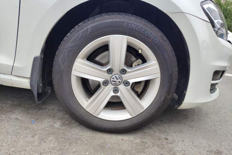 Used Volkswagen Golf 2016 1.6L Automatic Comfort Model Right Front Wheel Hub