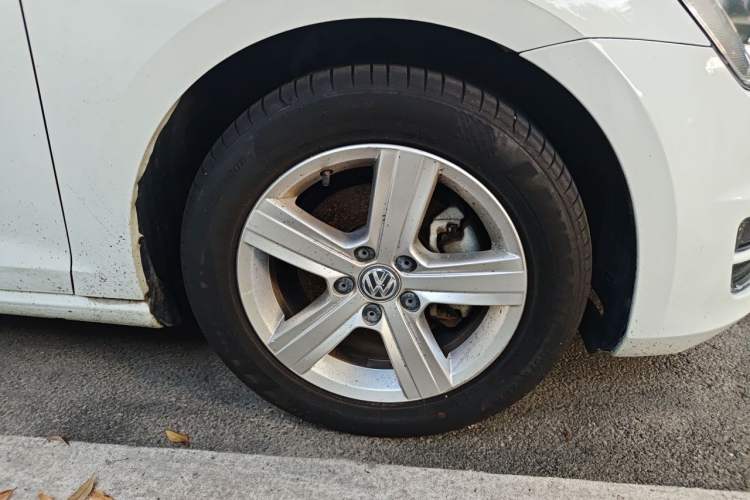 Used Volkswagen Golf 2016 1.6L Automatic Comfort Model Right Front Wheel Hub