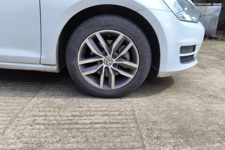 Used Volkswagen Golf 2016 230TSI Automatic Luxury Version Right Front Wheel Hub