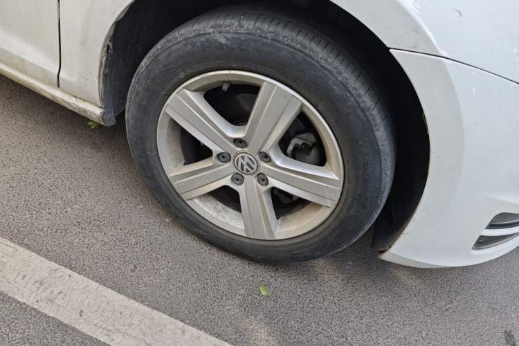 Used Volkswagen Golf 2016 230TSI Automatic Comfort Version Right Front Wheel Hub