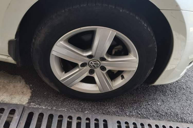 Used Volkswagen Golf 2016 1.6L Automatic Comfort Model Right Front Wheel Hub
