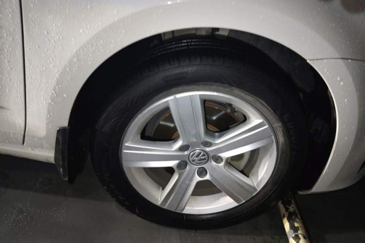 Used Volkswagen Golf 2016 230TSI Automatic Comfort Version Right Front Wheel Hub