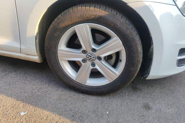 Used Volkswagen Golf 2016 1.6L Automatic Comfort Model Right Front Wheel Hub
