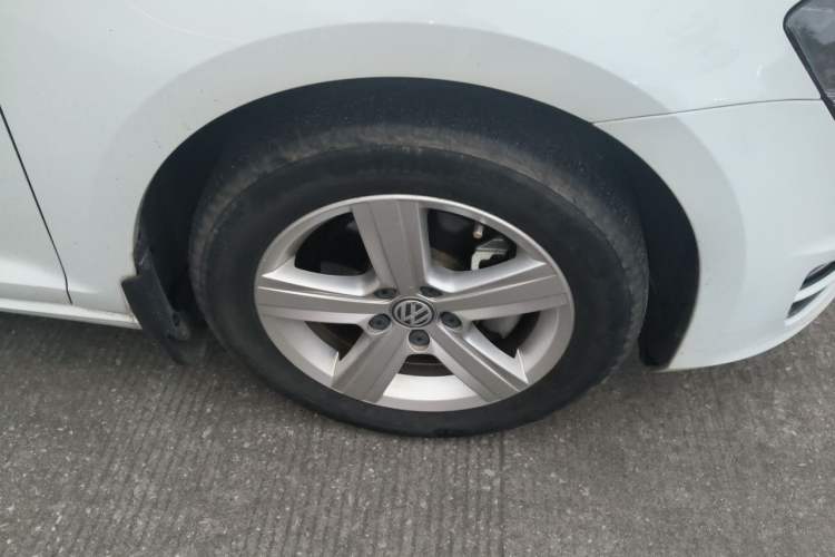 Used Volkswagen Golf 2016 230TSI Automatic Comfort Version Right Front Wheel Hub