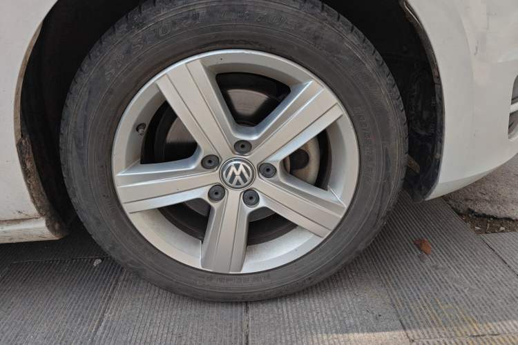 Used Volkswagen Golf 2016 230TSI Automatic Comfort Version Right Front Wheel Hub
