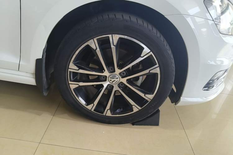 Used Volkswagen Golf 2016 1.4TSI Automatic R-Line Right Front Wheel Hub