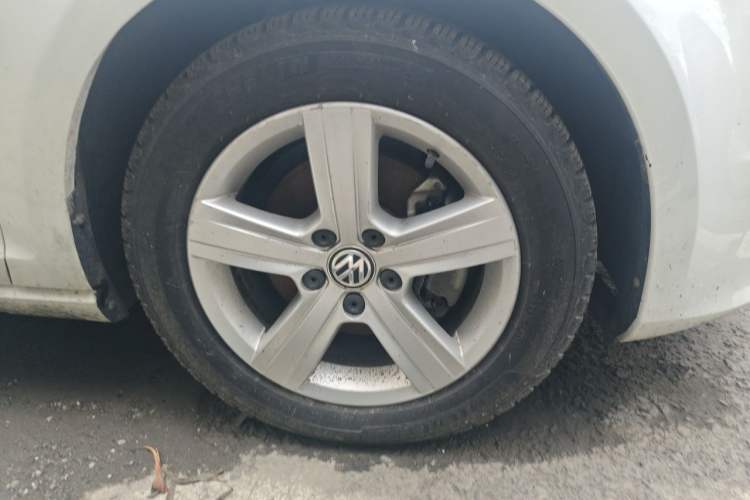 Used Volkswagen Golf 2016 1.6L Automatic Comfort Model Right Front Wheel Hub