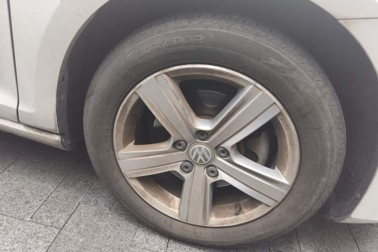 Used Volkswagen Golf 2016 230TSI Automatic Comfort Version Right Front Wheel Hub