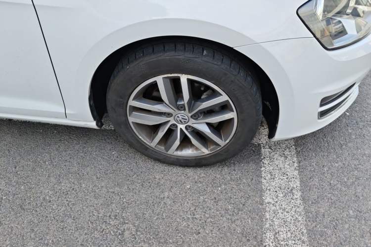 Used Volkswagen Golf 2016 230TSI Automatic Luxury Version Right Front Wheel Hub