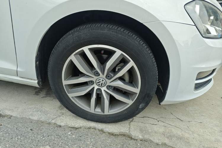 Used Volkswagen Golf 2016 230TSI Automatic Luxury Version Right Front Wheel Hub