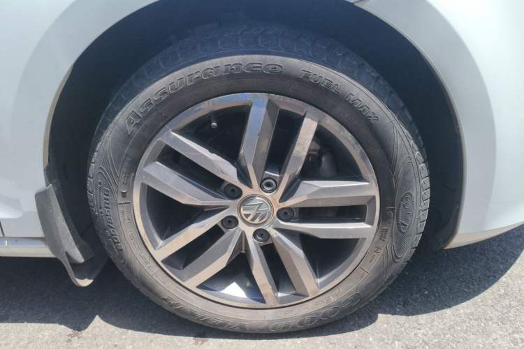 Used Volkswagen Golf 2016 230TSI Automatic Luxury Version Right Front Wheel Hub
