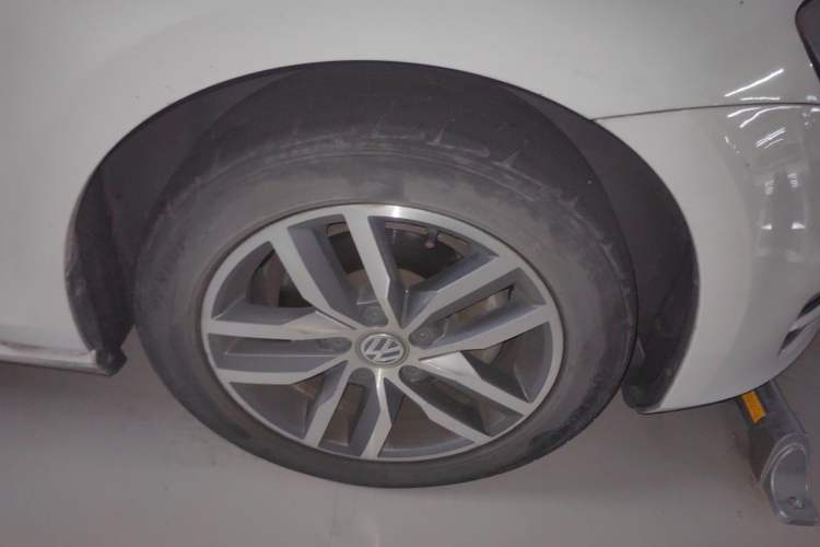 Used Volkswagen Golf 2016 230TSI Automatic Luxury Version Right Front Wheel Hub