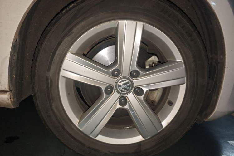 Used Volkswagen Golf 2016 1.6L Automatic Comfort Model Right Front Wheel Hub