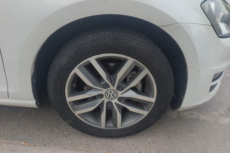 Used Volkswagen Golf 2016 230TSI Automatic Luxury Version Right Front Wheel Hub
