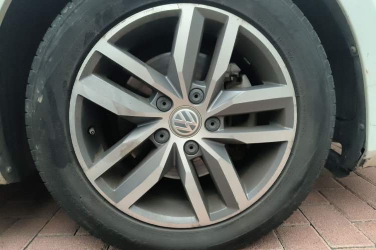 Used Volkswagen Golf 2016 230TSI Automatic Luxury Version Right Front Wheel Hub