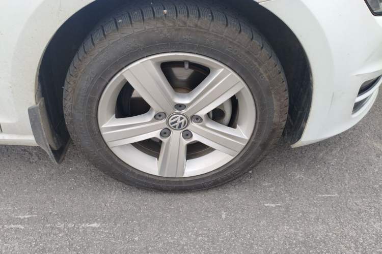 Used Volkswagen Golf 2016 1.6L Automatic Comfort Model Right Front Wheel Hub