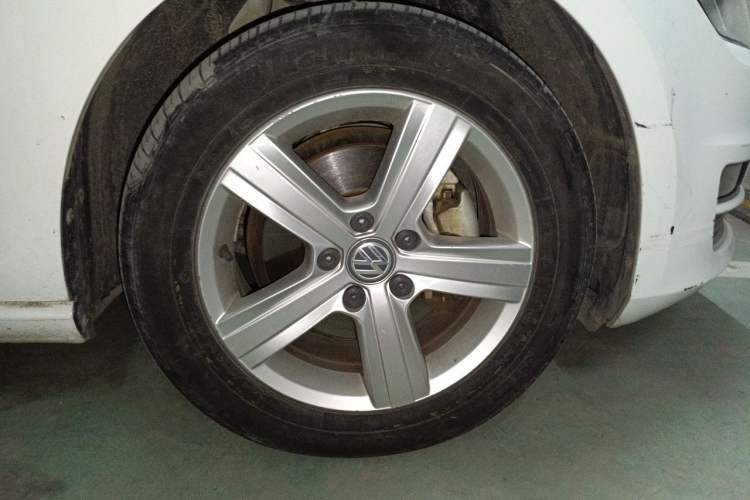 Used Volkswagen Golf 2016 1.6L Automatic Comfort Model Right Front Wheel Hub