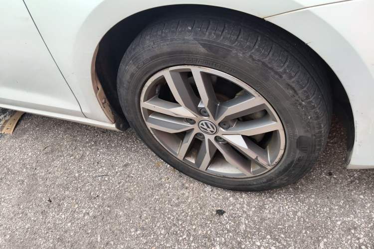 Used Volkswagen Golf 2016 230TSI Automatic Comfort Version Right Front Wheel Hub