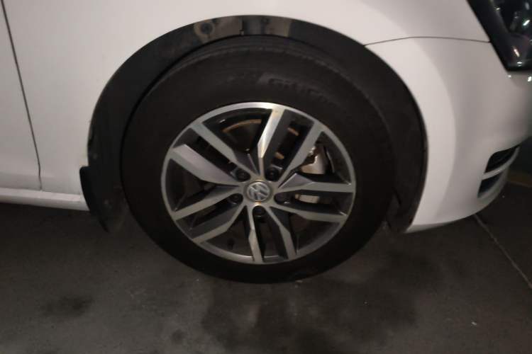Used Volkswagen Golf 2016 230TSI Automatic Luxury Version Right Front Wheel Hub