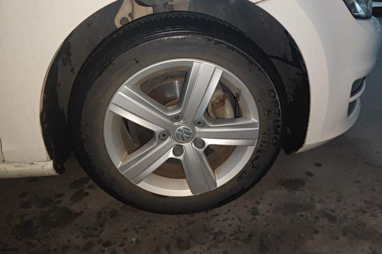 Used Volkswagen Golf 2016 230TSI Automatic Comfort Version Right Front Wheel Hub