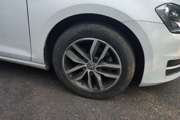 Used Volkswagen Golf 2016 230TSI Automatic Luxury Version Right Front Wheel Hub