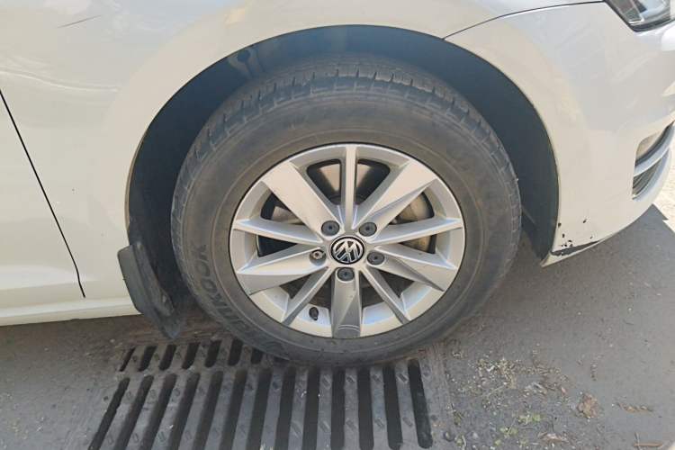 Used Volkswagen Golf 2016 1.6L Automatic Fashion Model Right Front Wheel Hub