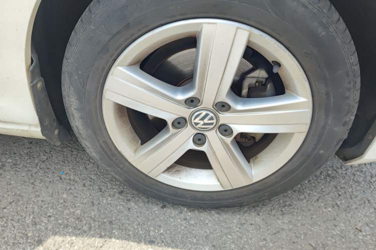 Used Volkswagen Golf 2016 1.6L Automatic Comfort Model Right Front Wheel Hub