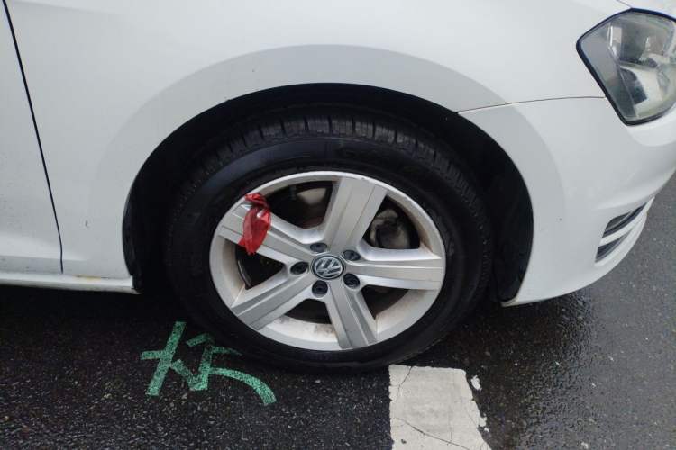 Used Volkswagen Golf 2016 1.6L Automatic Comfort Model Right Front Wheel Hub